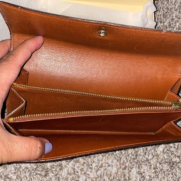 LV wallet Authentic - Picture 3 of 10